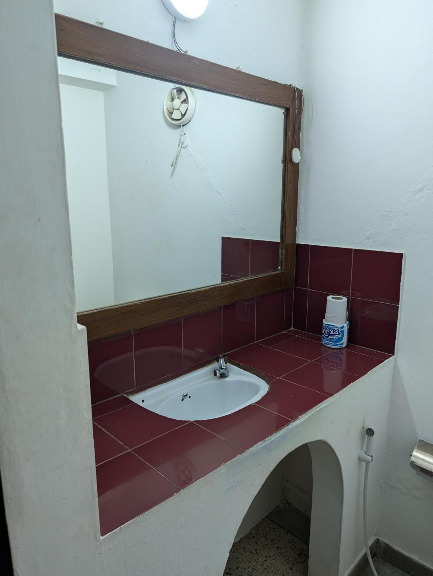 Q-Bar & Guesthouse Νταρ ες Σαλάμ Εξωτερικό φωτογραφία
