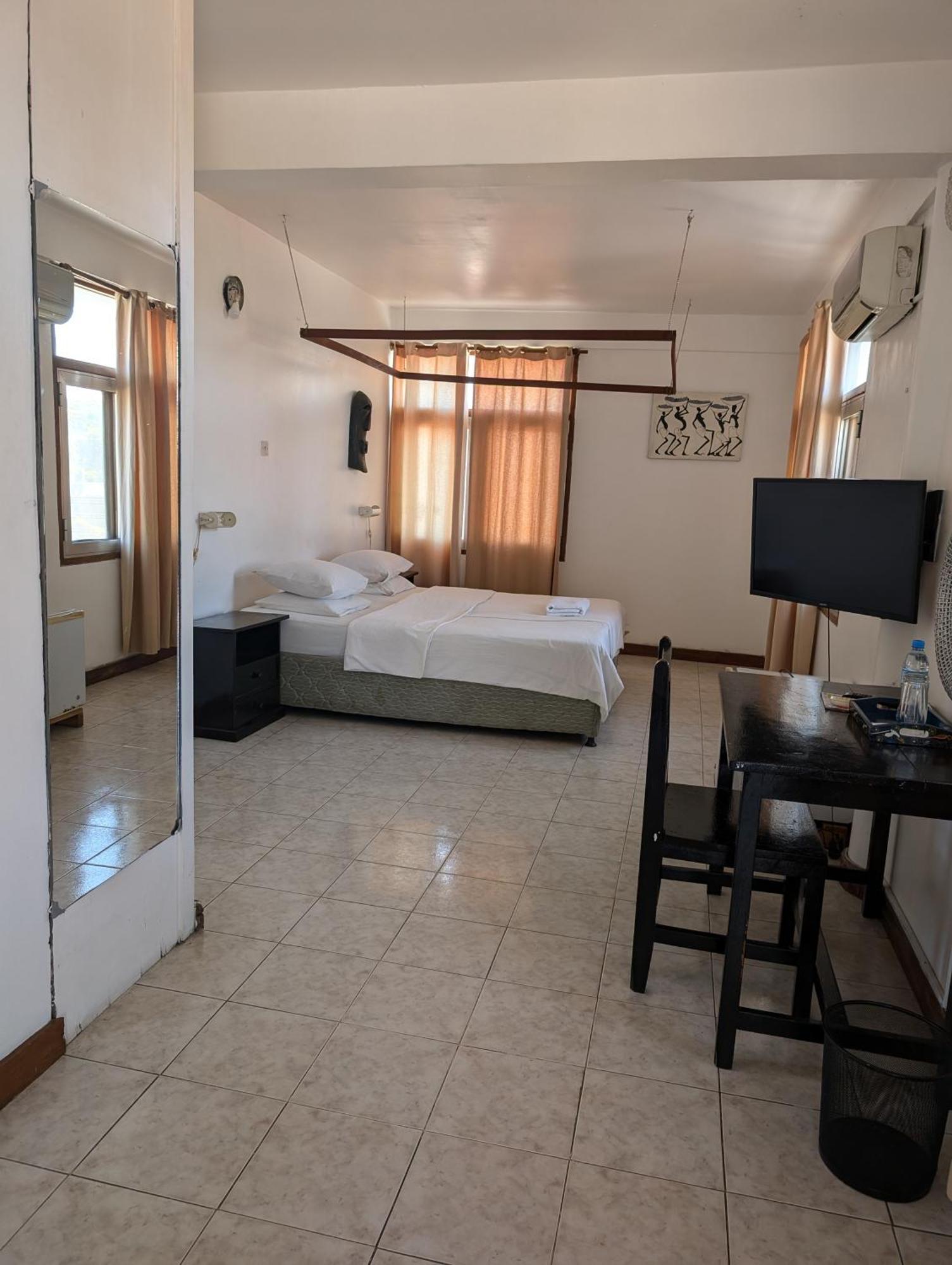 Q-Bar & Guesthouse Νταρ ες Σαλάμ Εξωτερικό φωτογραφία