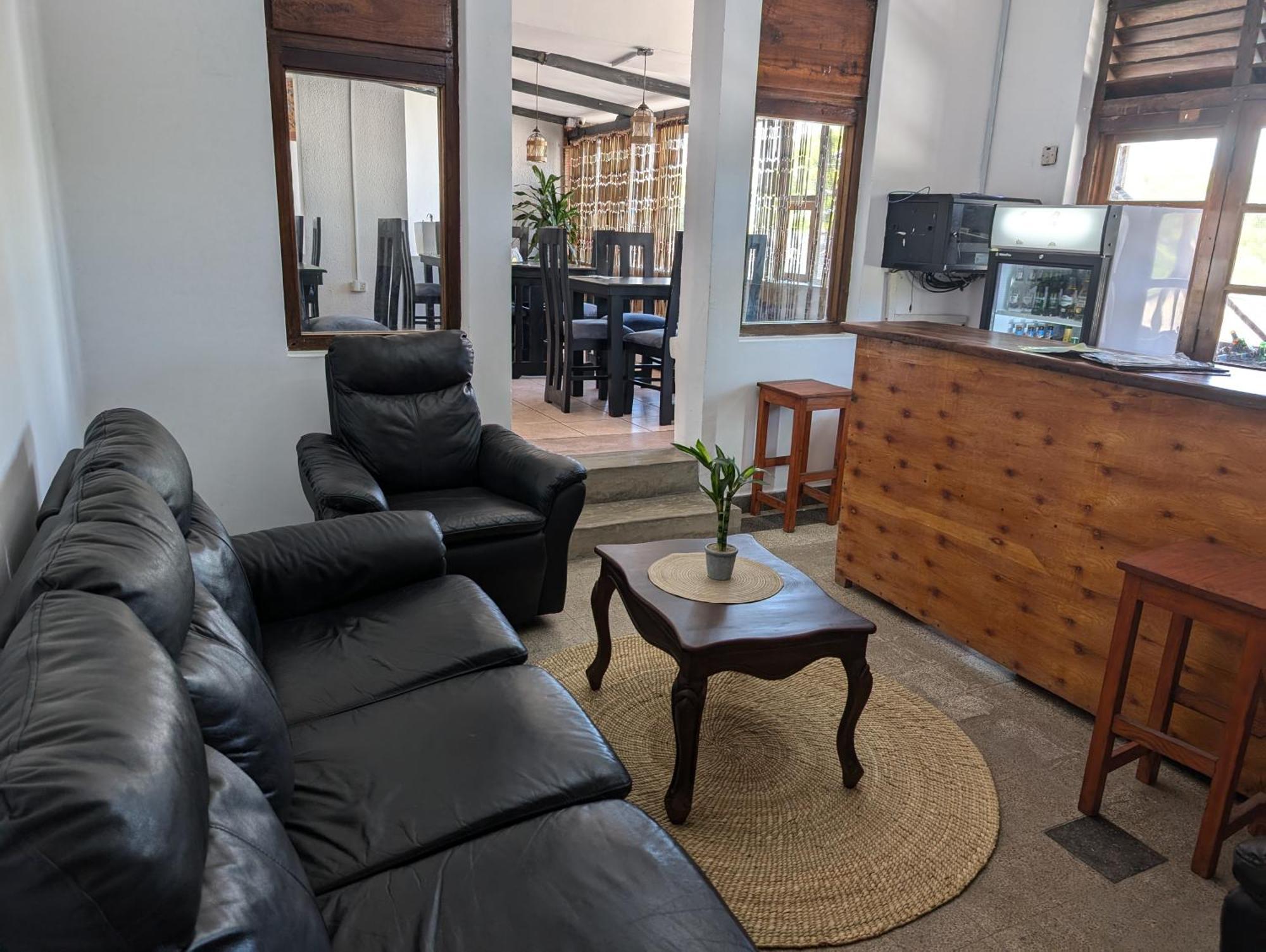 Q-Bar & Guesthouse Νταρ ες Σαλάμ Εξωτερικό φωτογραφία