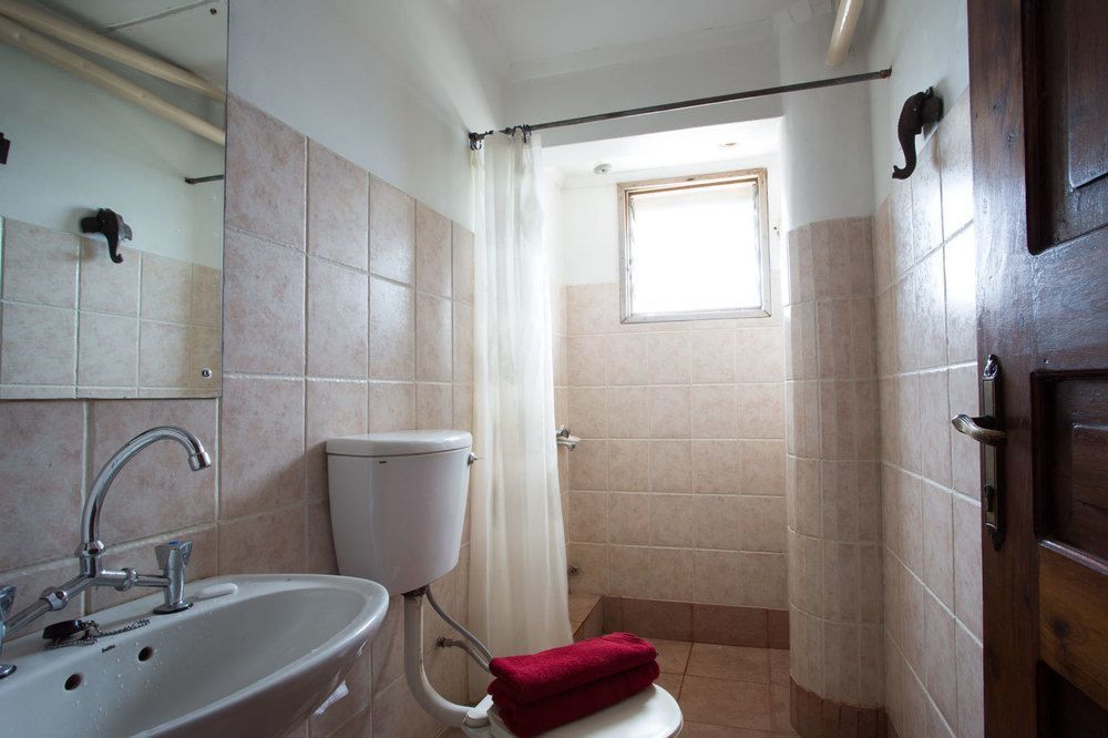 Q-Bar & Guesthouse Νταρ ες Σαλάμ Εξωτερικό φωτογραφία